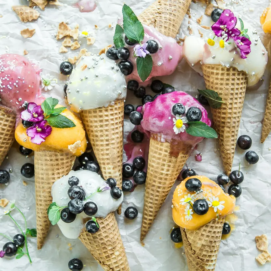 Coni gelato con frutti di bosco e fiori visti dall'alto