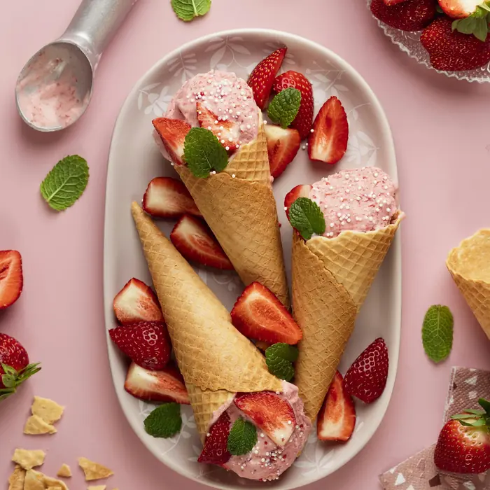 Coni al gelato di fragola con fragole fresche