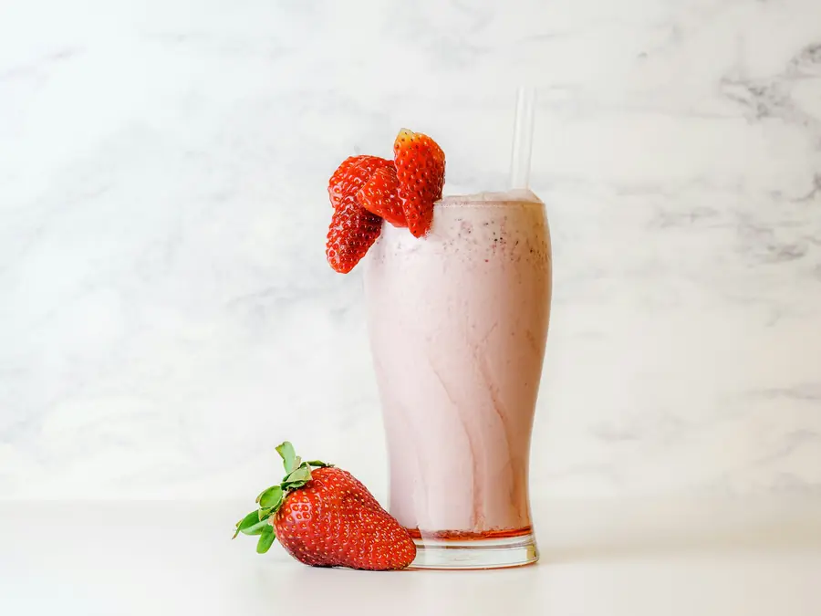 Frappè alla fragola con una fragola sul bordo