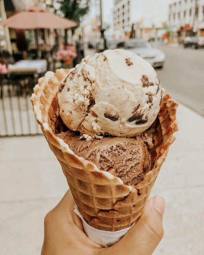 Cono con gelato alla nocciola e al cioccolato per strada