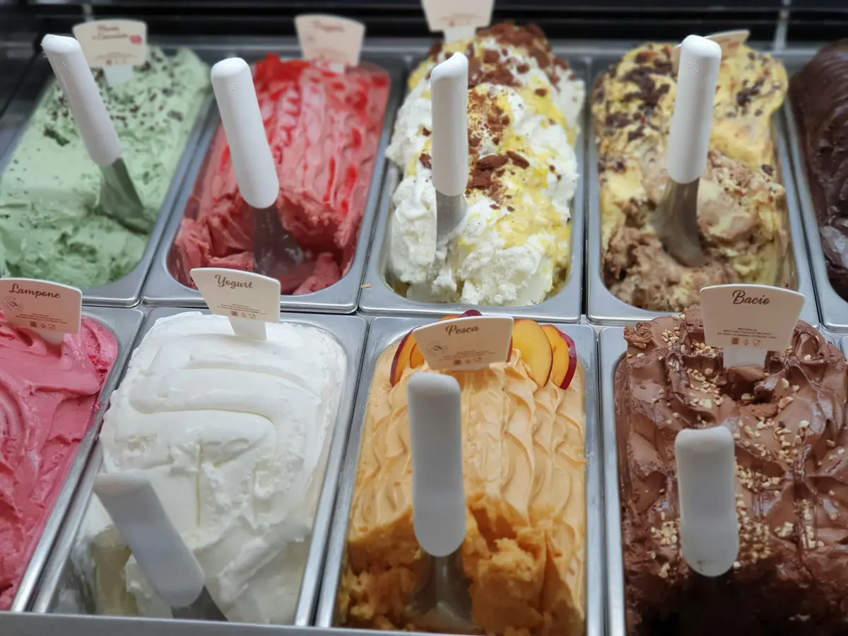 Le vaschette di gelato nella vetrina del banco
