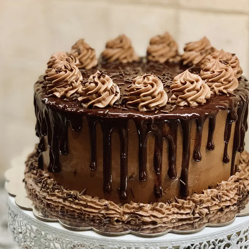 Torta al cioccolato con ciuffi di crema