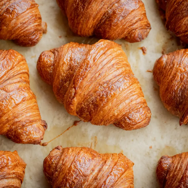 Cornetti appena sfornati su carta da forno