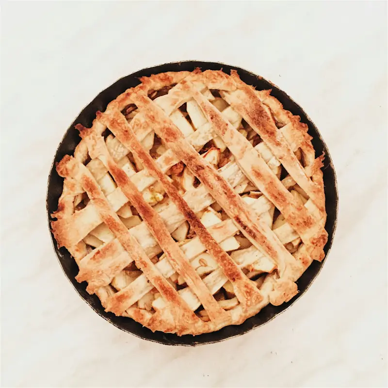 Crostata con la grata di pasta frolla vista dall'alto