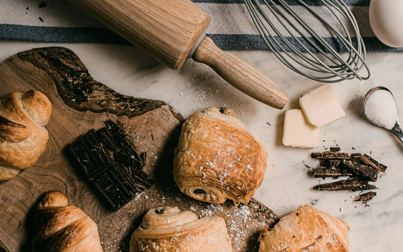 Piano di lavoro con farina, mattarello e pasticcini
