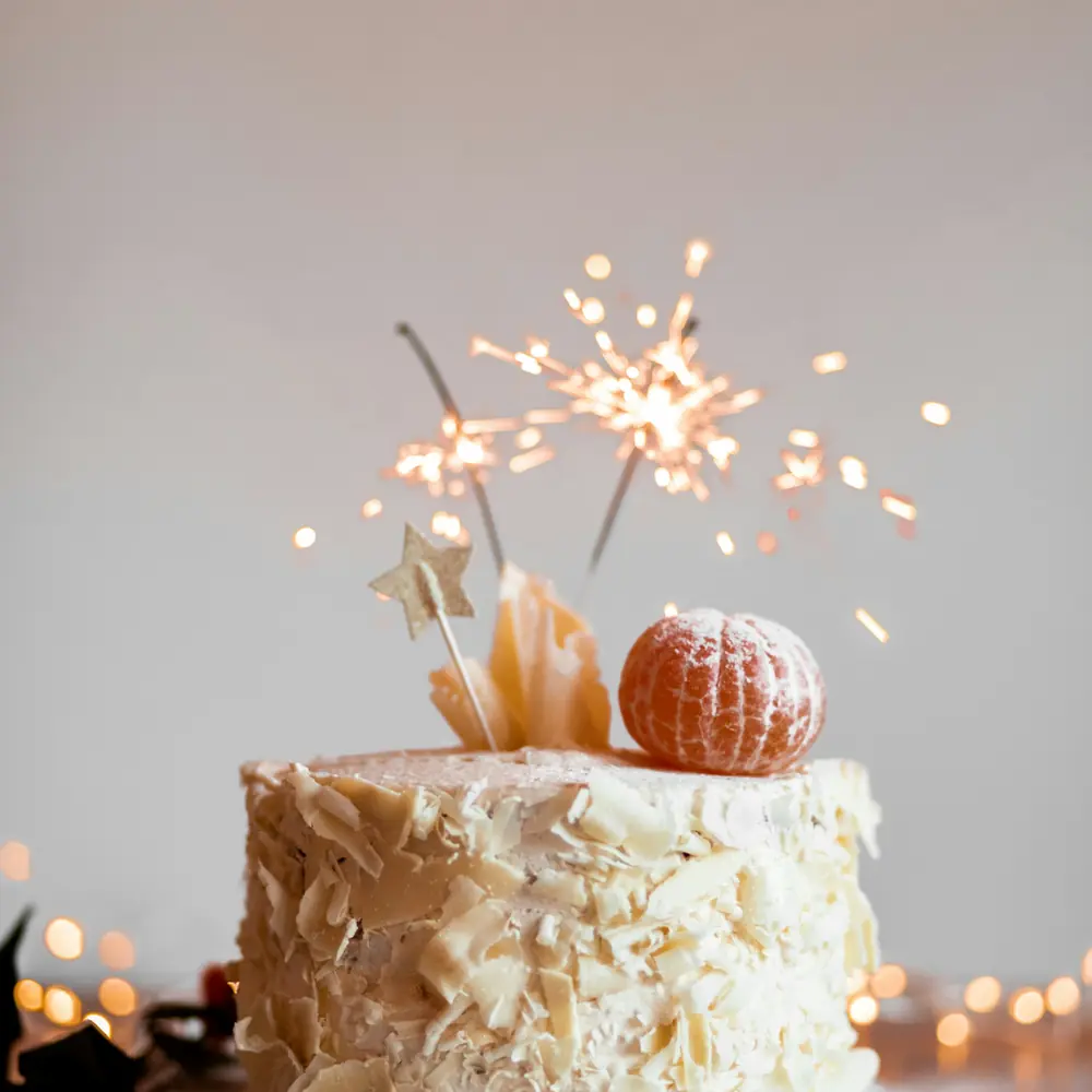 Torta di compleanno con una stellina accesa