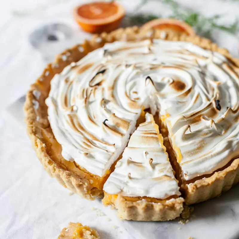 Crostata al limone con meringa, una fetta tagliata