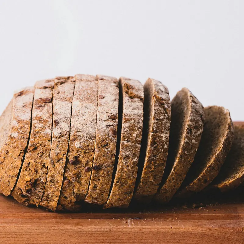 Pane scuro tagliato a fette sul tagliere