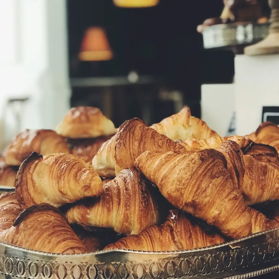 Vassoio di cornetti nella vetrina della pasticceria