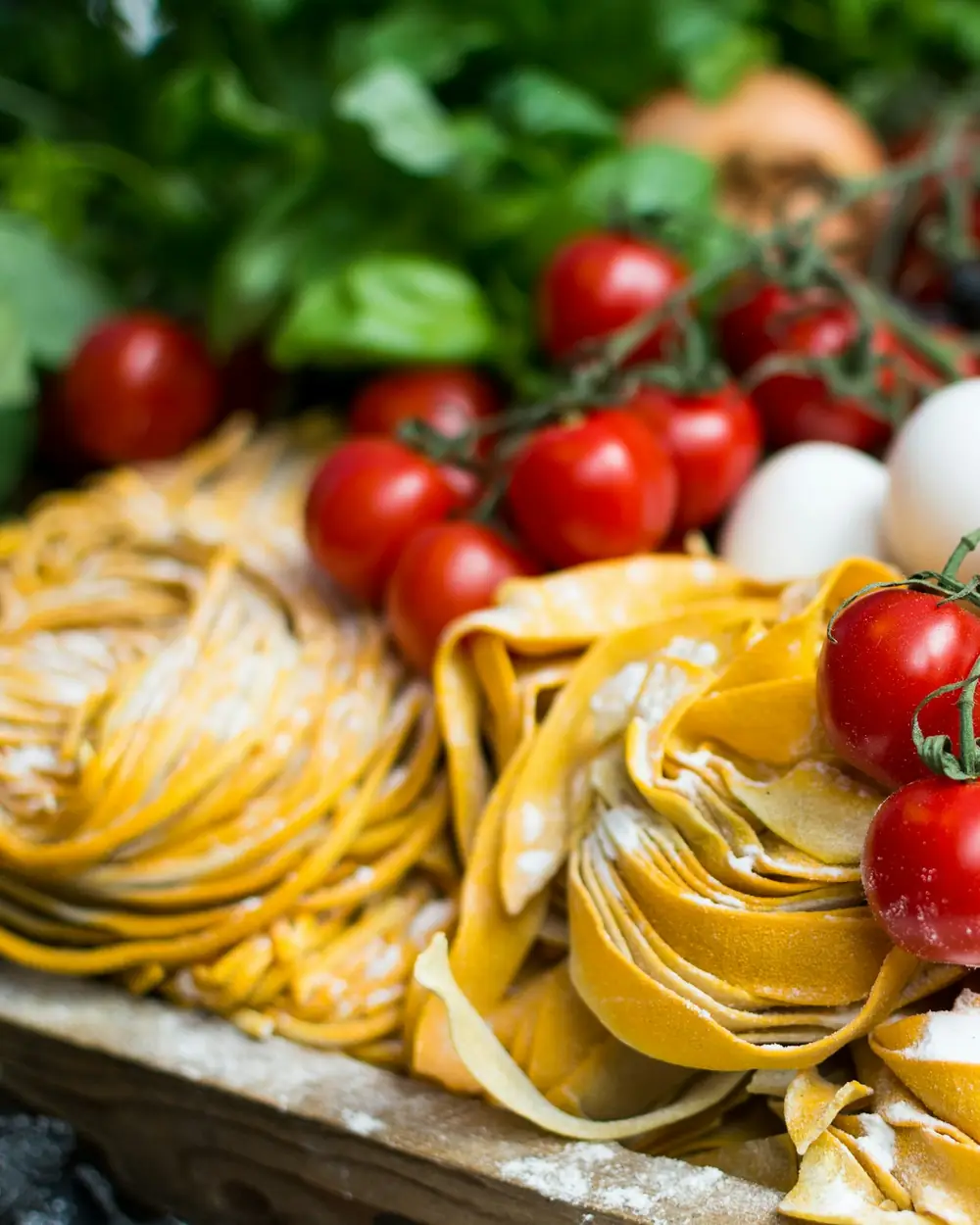 Nidi di pasta fresca all'uovo con pomodorini