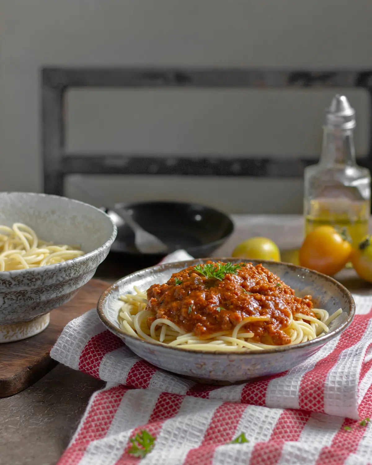 Spaghetti al pomodoro su una tovaglia a quadri