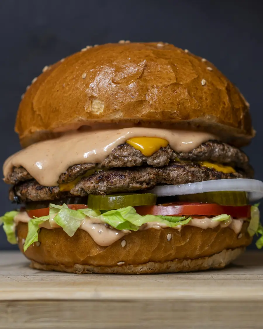 Hamburger con doppia carne e cheddar fuso