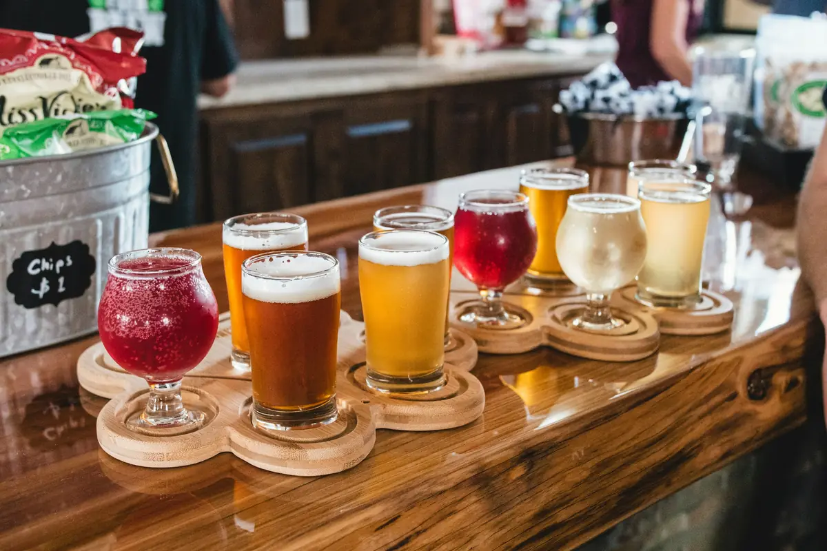 Assaggio di sei birre in bicchierini sul bancone