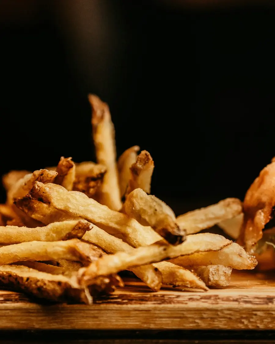 Hamburger e patatine fritte sul tagliere