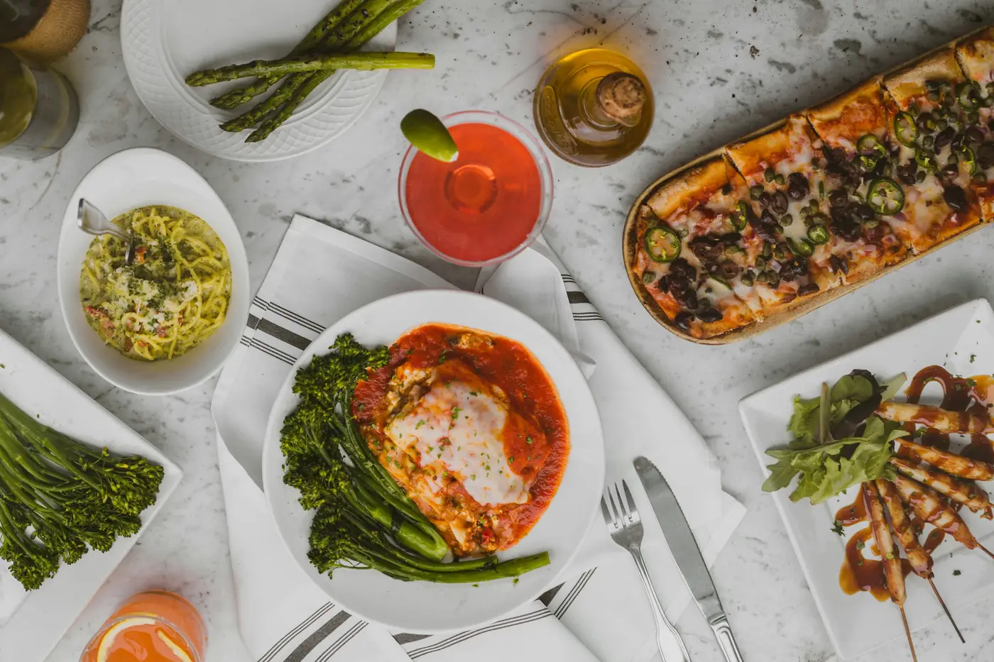 Tavola del buffet con piatti di verdure, crostini e pasta
