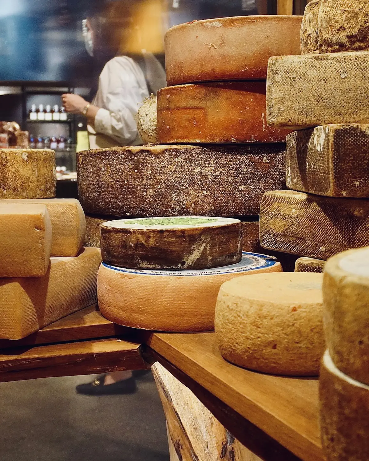 Forme di parmigiano che stagionano sugli scaffali