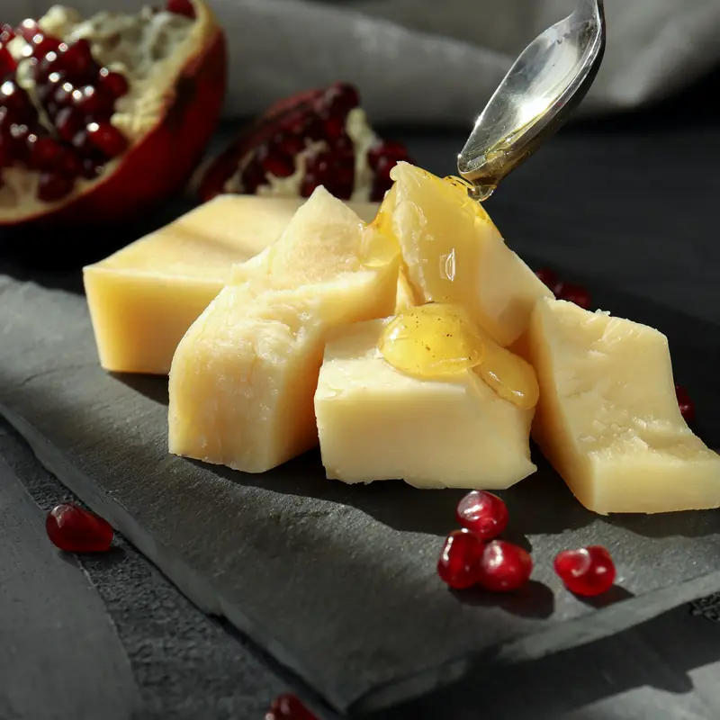 Scaglie di parmigiano con un filo di miele