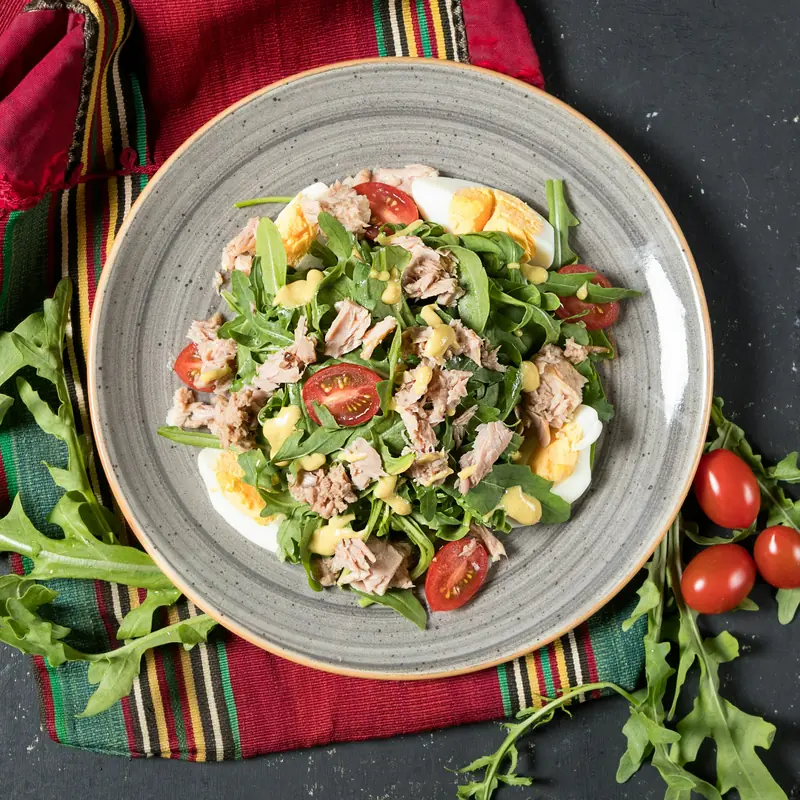 Insalata di tonno, uova e rucola