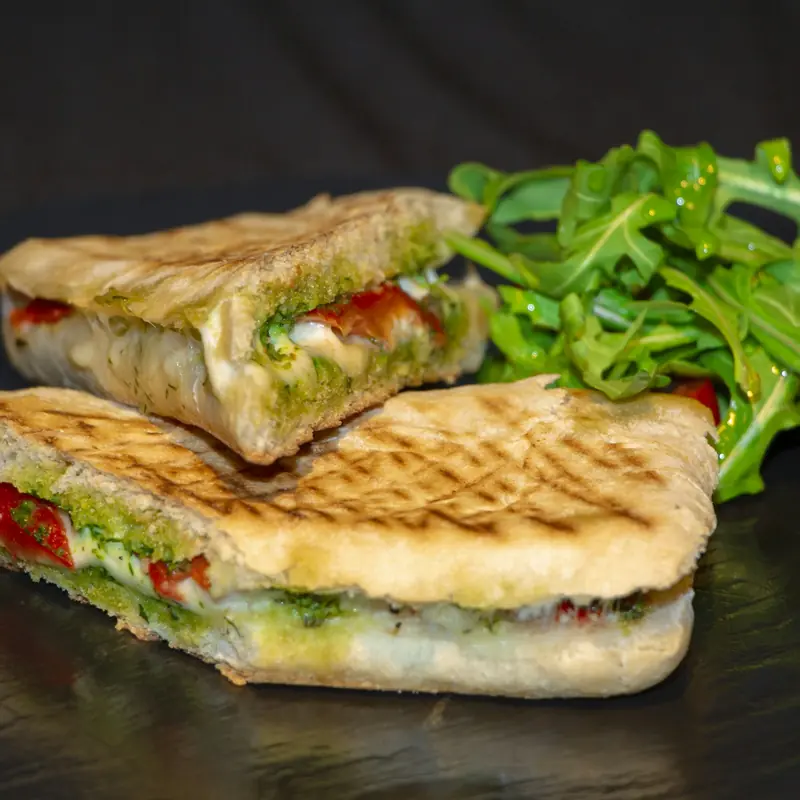Panino caldo con verdure e rucola