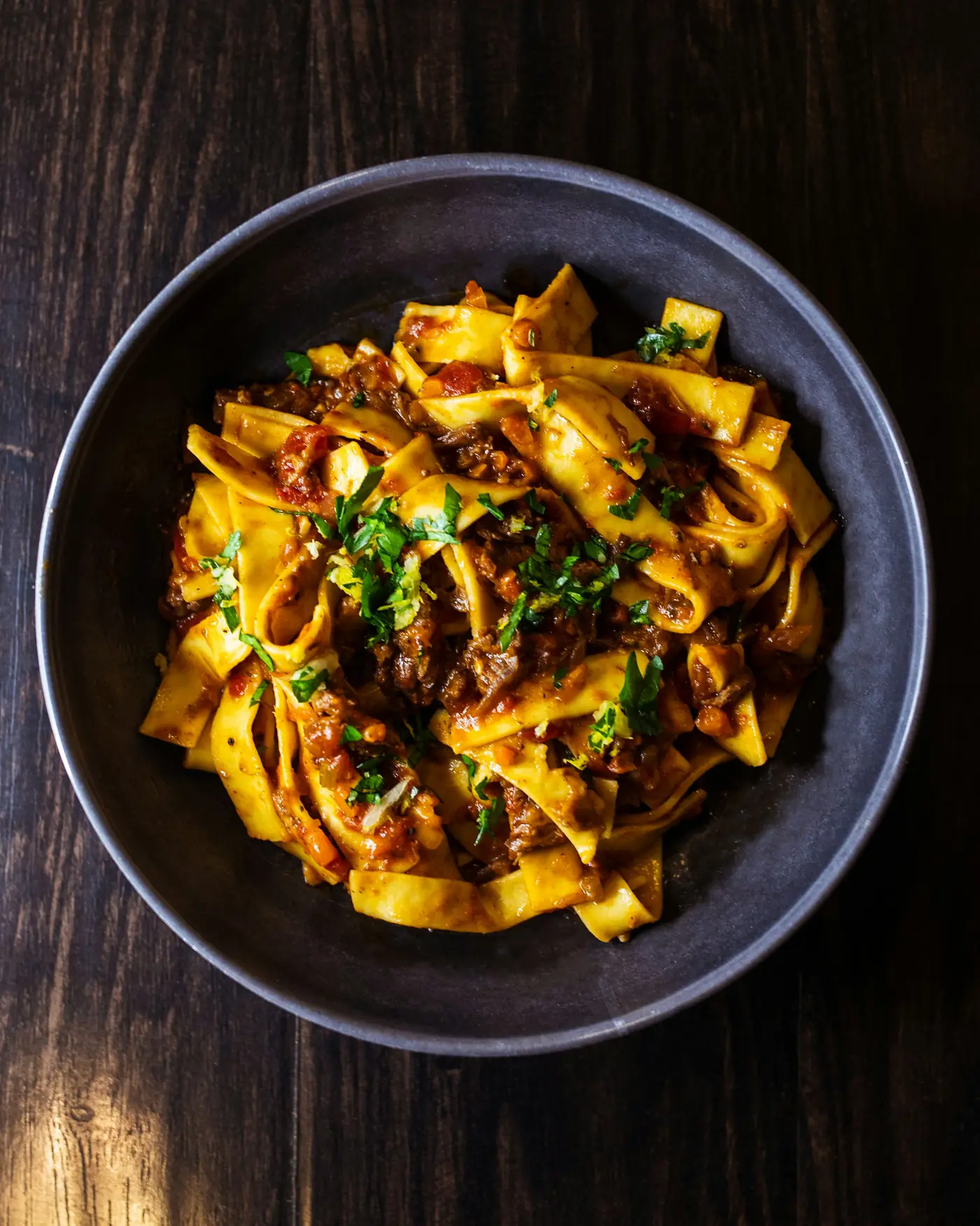 Pappardelle al ragù in un piatto scuro