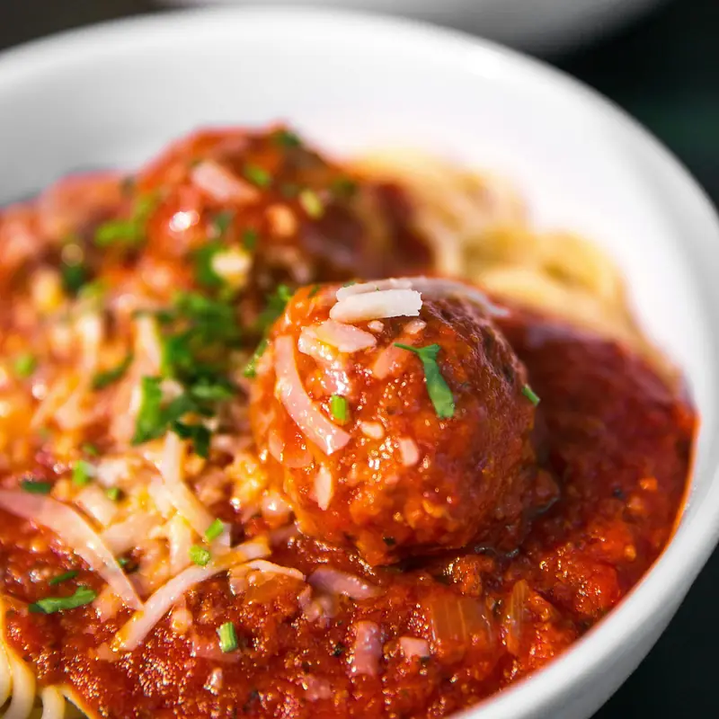 Polpette al sugo di pomodoro in una ciotola