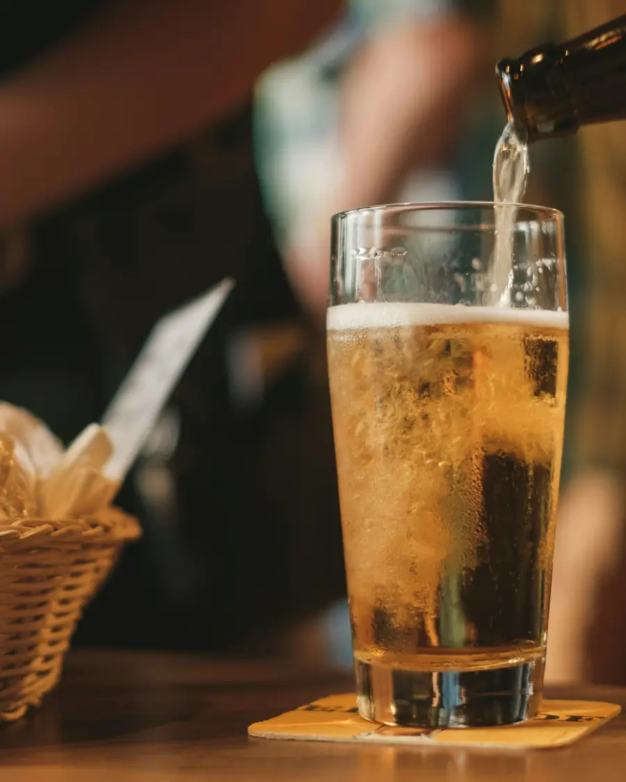 Birra alla spina e patatine sul bancone