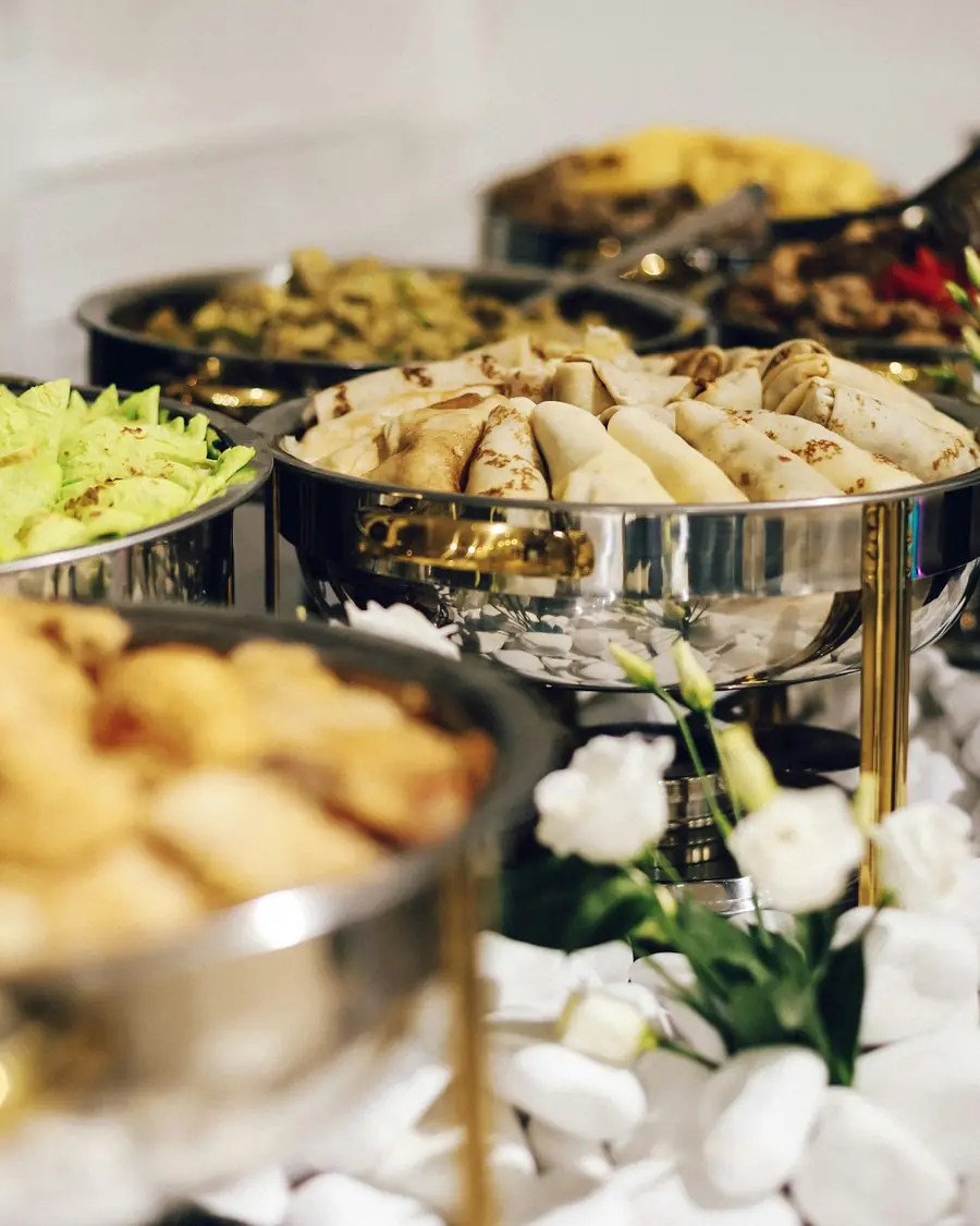 Vassoi del buffet con fritti e verdure