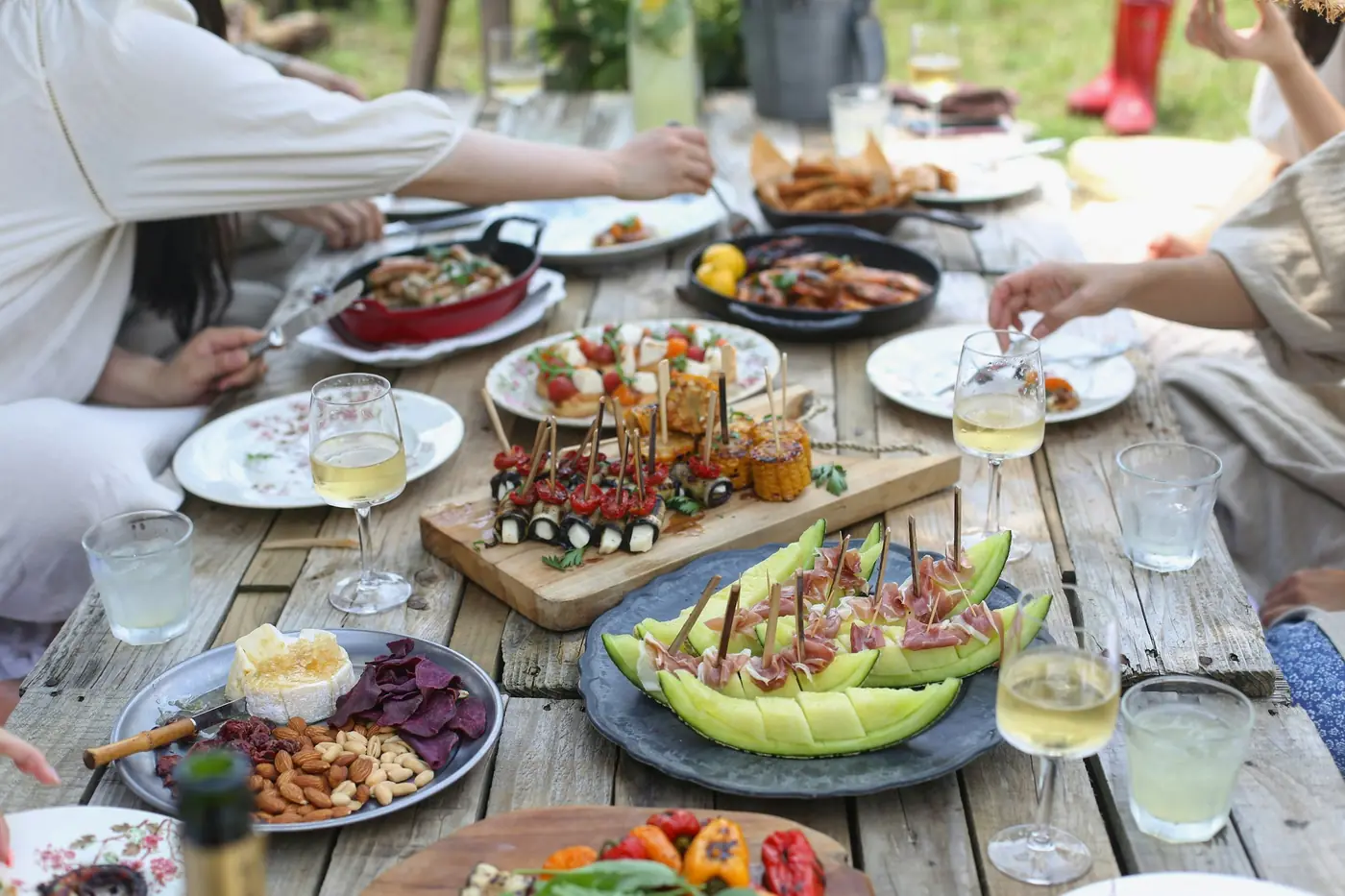 Tavolata all'aperto con piatti di stuzzichini per una festa