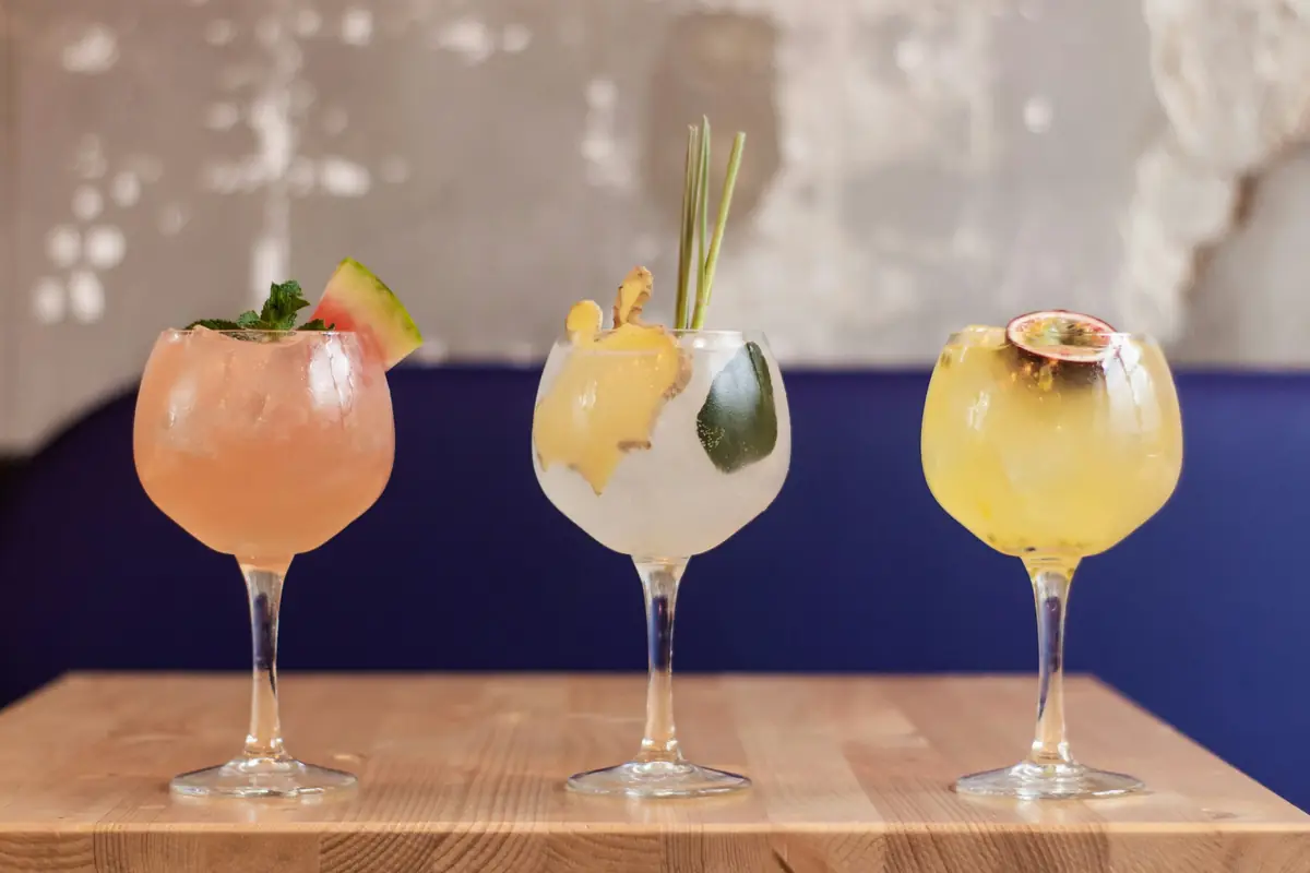 Tre cocktail colorati sul bancone del bar