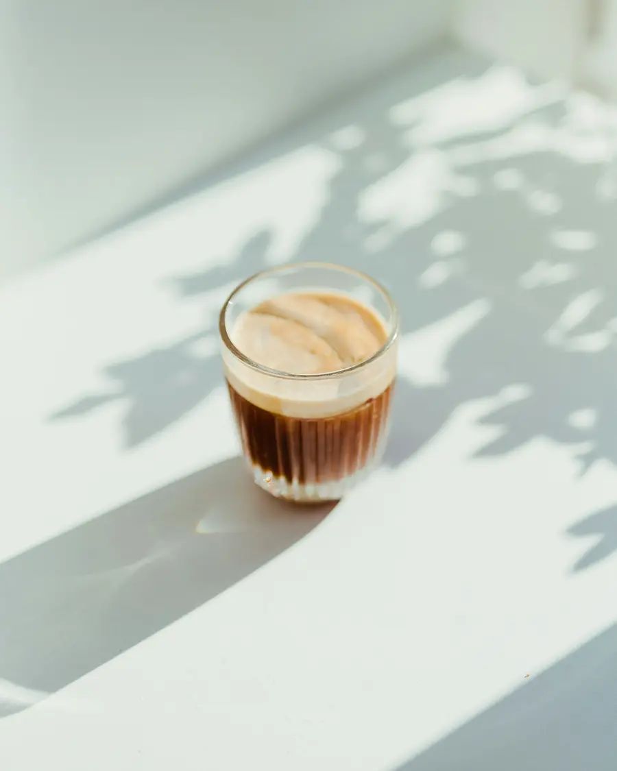 Un caffè nel bicchierino di vetro alla luce del mattino