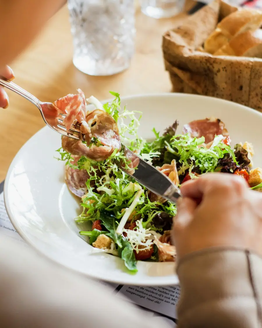 Insalata con verdure e pane al tavolo per pranzo