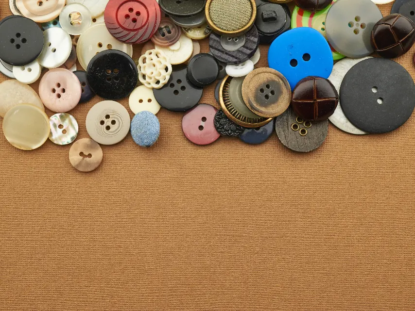 Bottoni di tutti i colori su un cartone