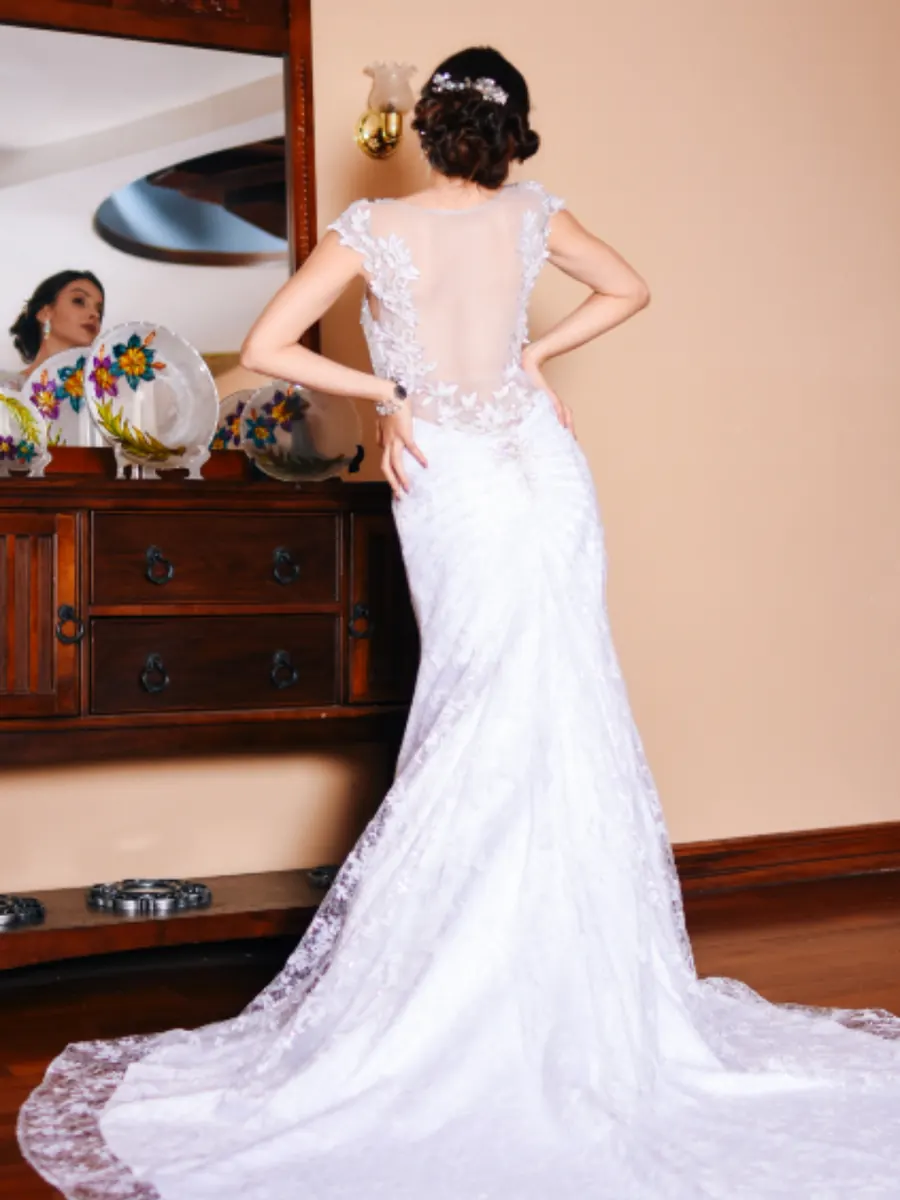 Sposa di spalle con l'abito in pizzo