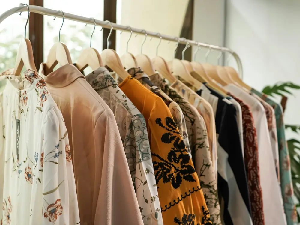 Abiti appesi allo stender dell'atelier