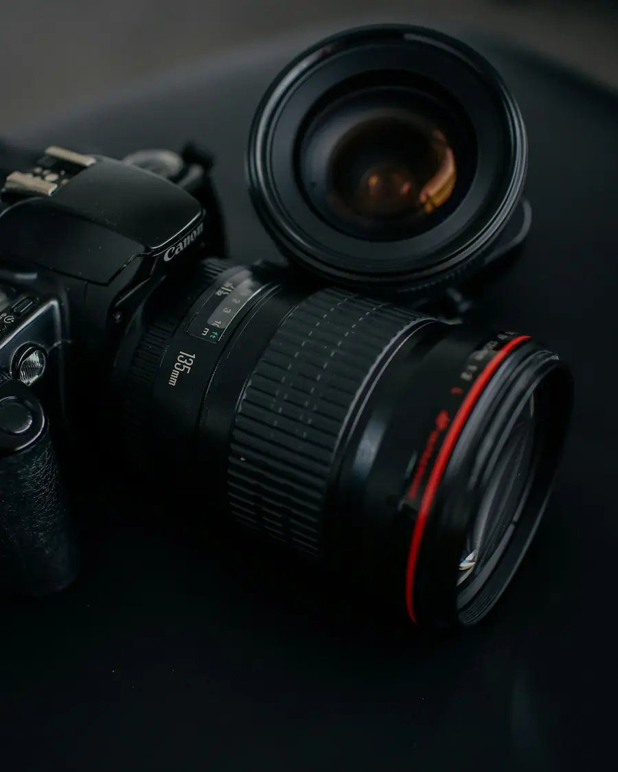 Macchina fotografica e obiettivo nella penombra