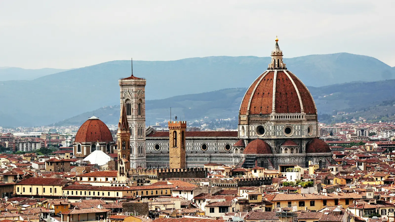 Firenze e il Duomo visti dal giardino, con le colline di Fiesole sullo sfondo