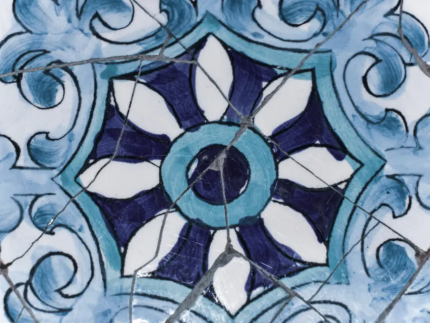 Piastrella dipinta a mano in blu e azzurro
