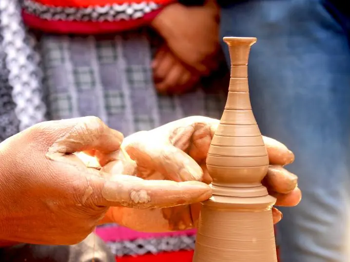 Vaso di terracotta che prende forma sul tornio