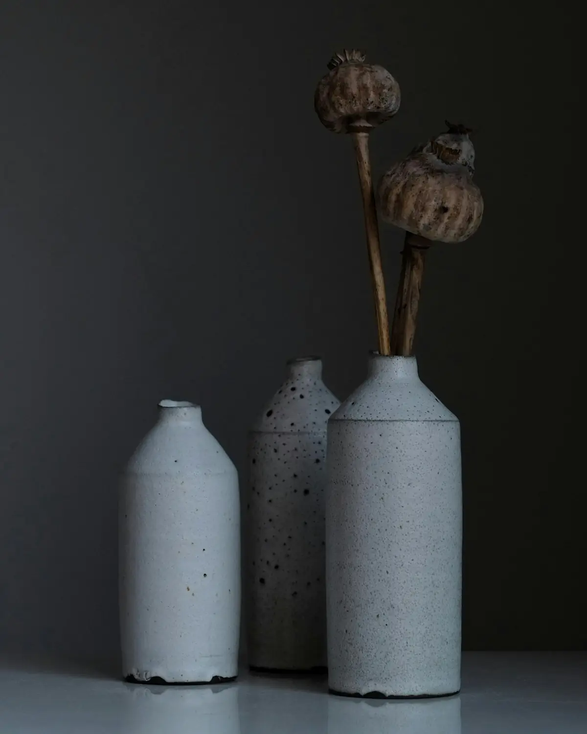 Bottiglie di ceramica grezza su un piano del laboratorio