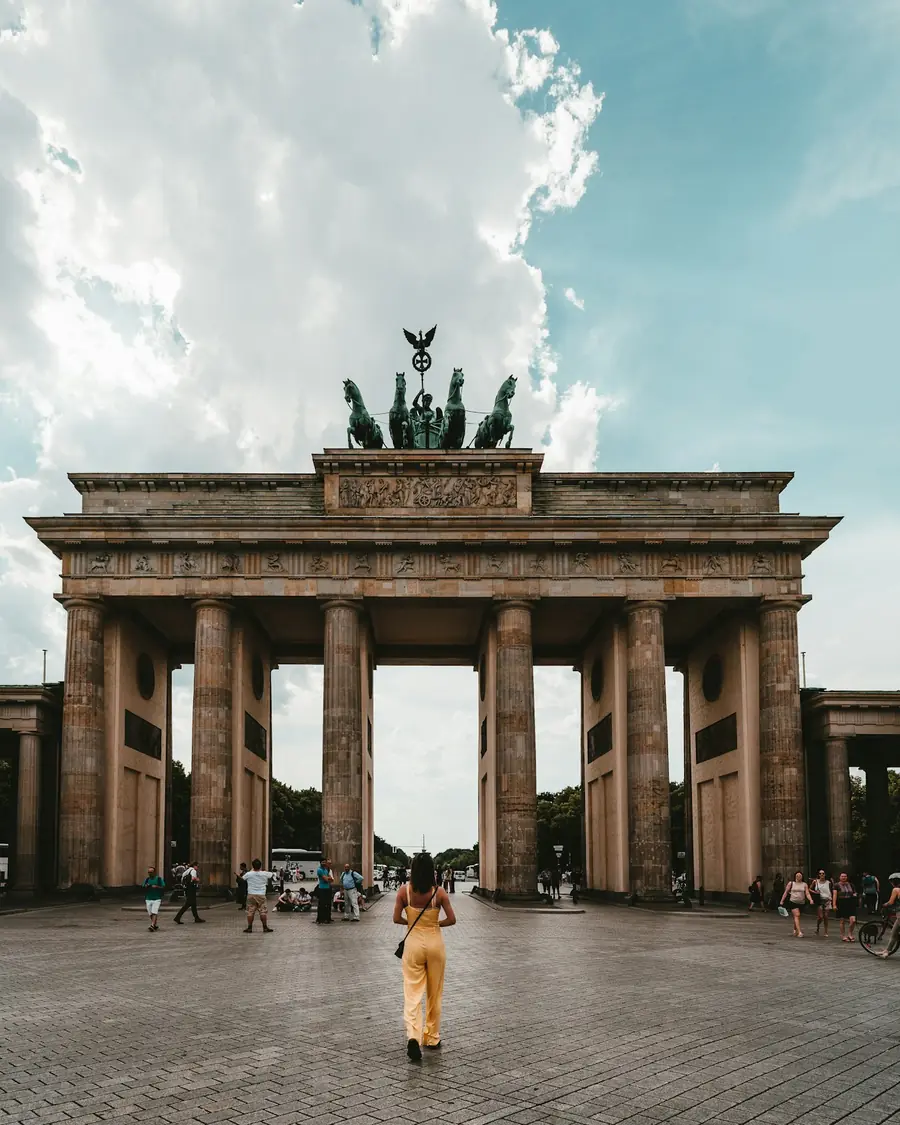 La Porta di Brandeburgo a Berlino sotto un cielo con nuvole