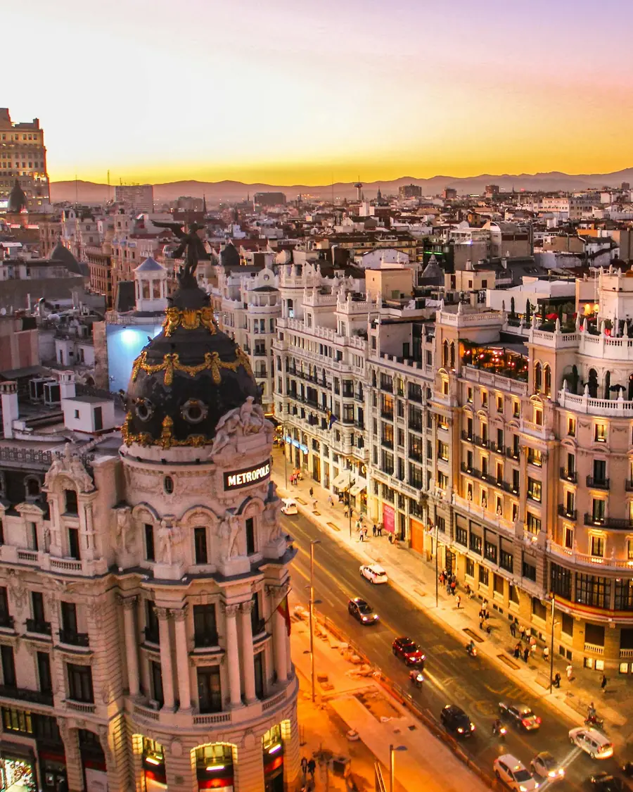 I tetti di Madrid e la Gran Via al tramonto