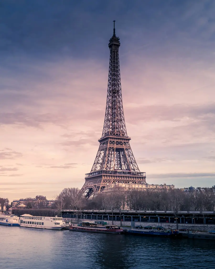 La Torre Eiffel al tramonto vista dalla Senna