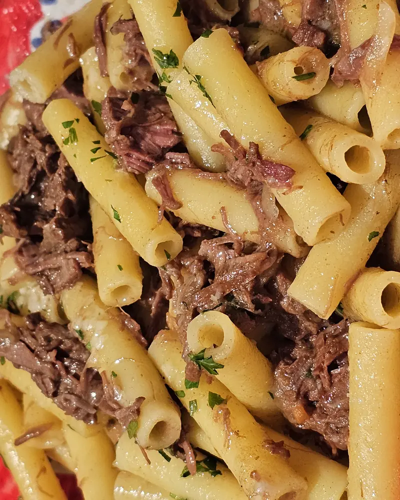 Pasta al ragù in un piatto di ceramica