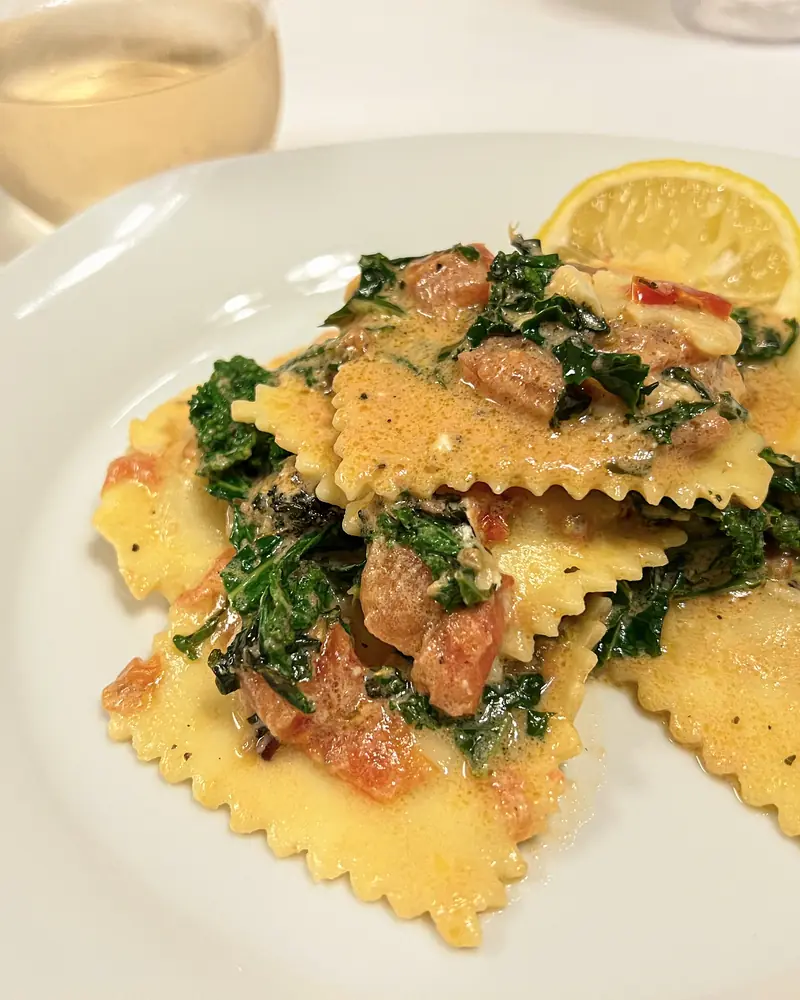 Ravioli fatti a mano con spinaci e pomodoro