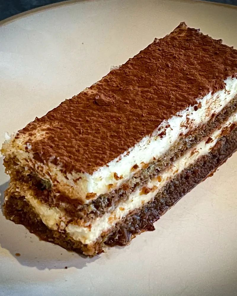 Fetta di tiramisù su un piatto