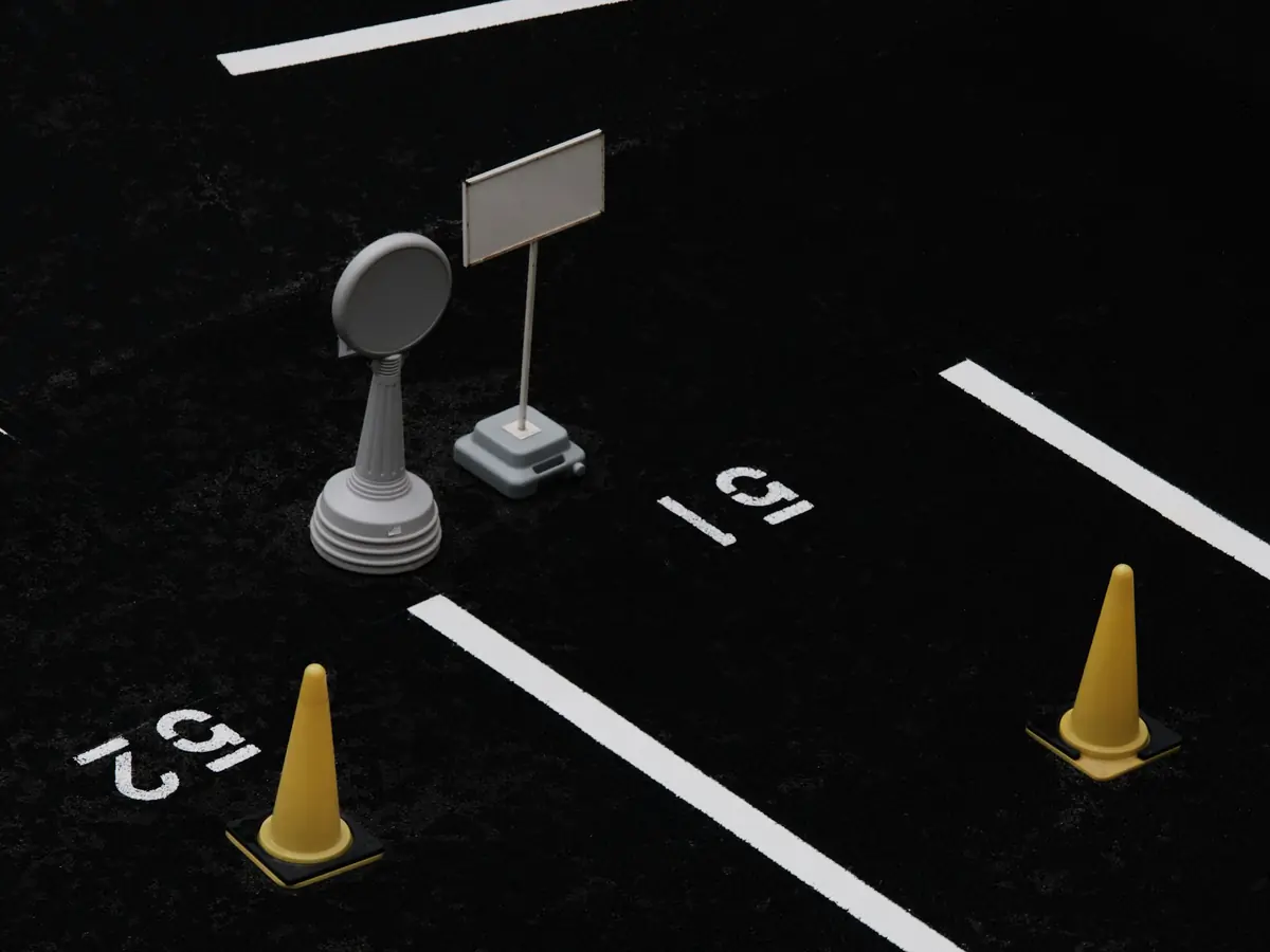 Segnali in miniatura su un parcheggio disegnato