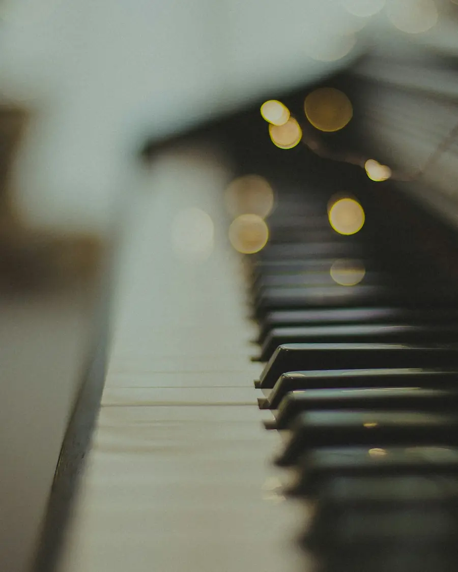 Tastiera di un pianoforte con luci sfocate