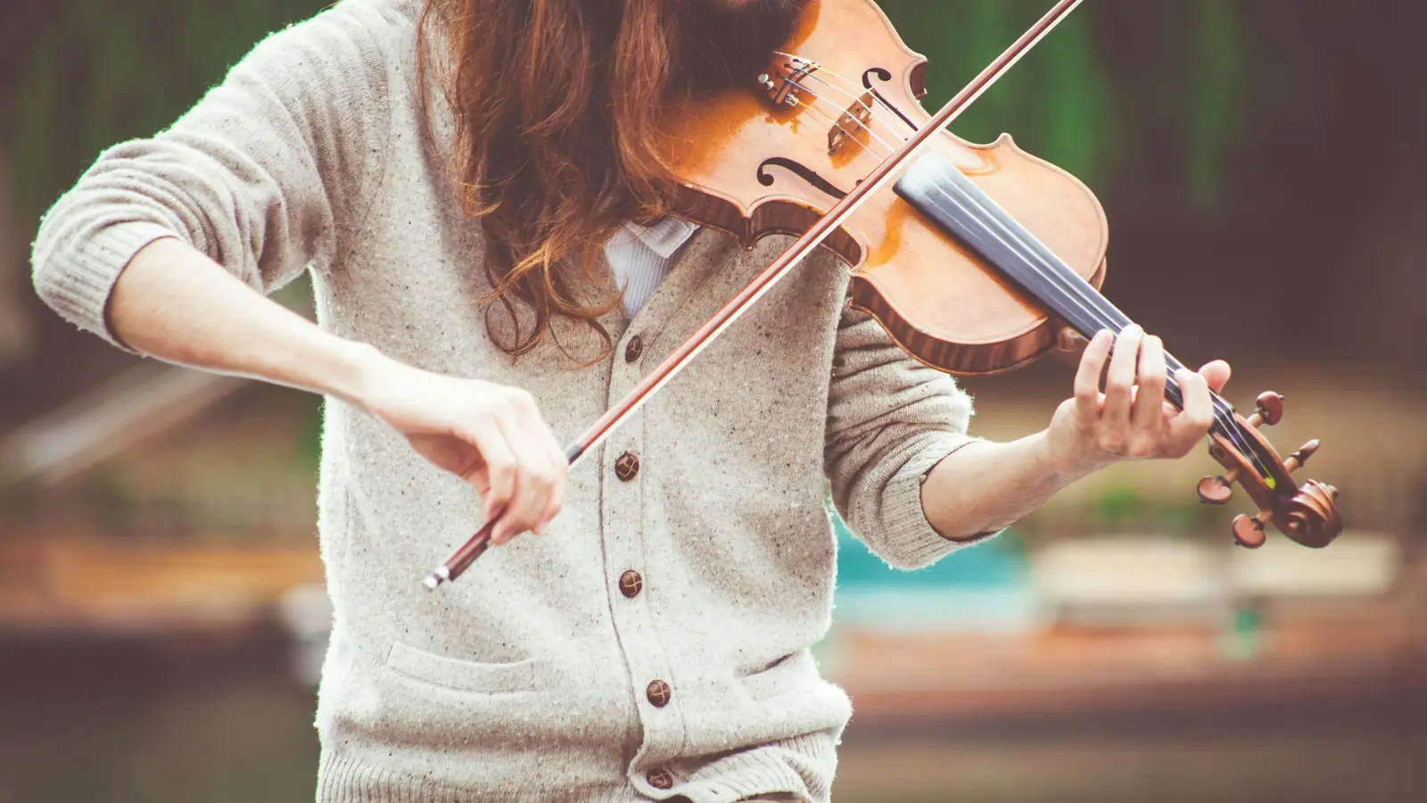 Ragazza che suona il violino all'aperto