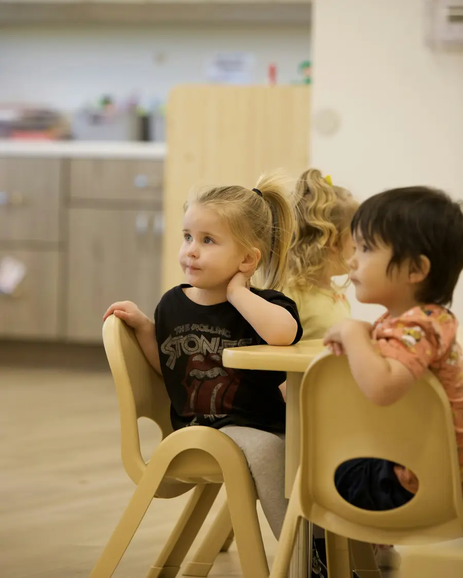 Bambini seduti al tavolino durante un'attività