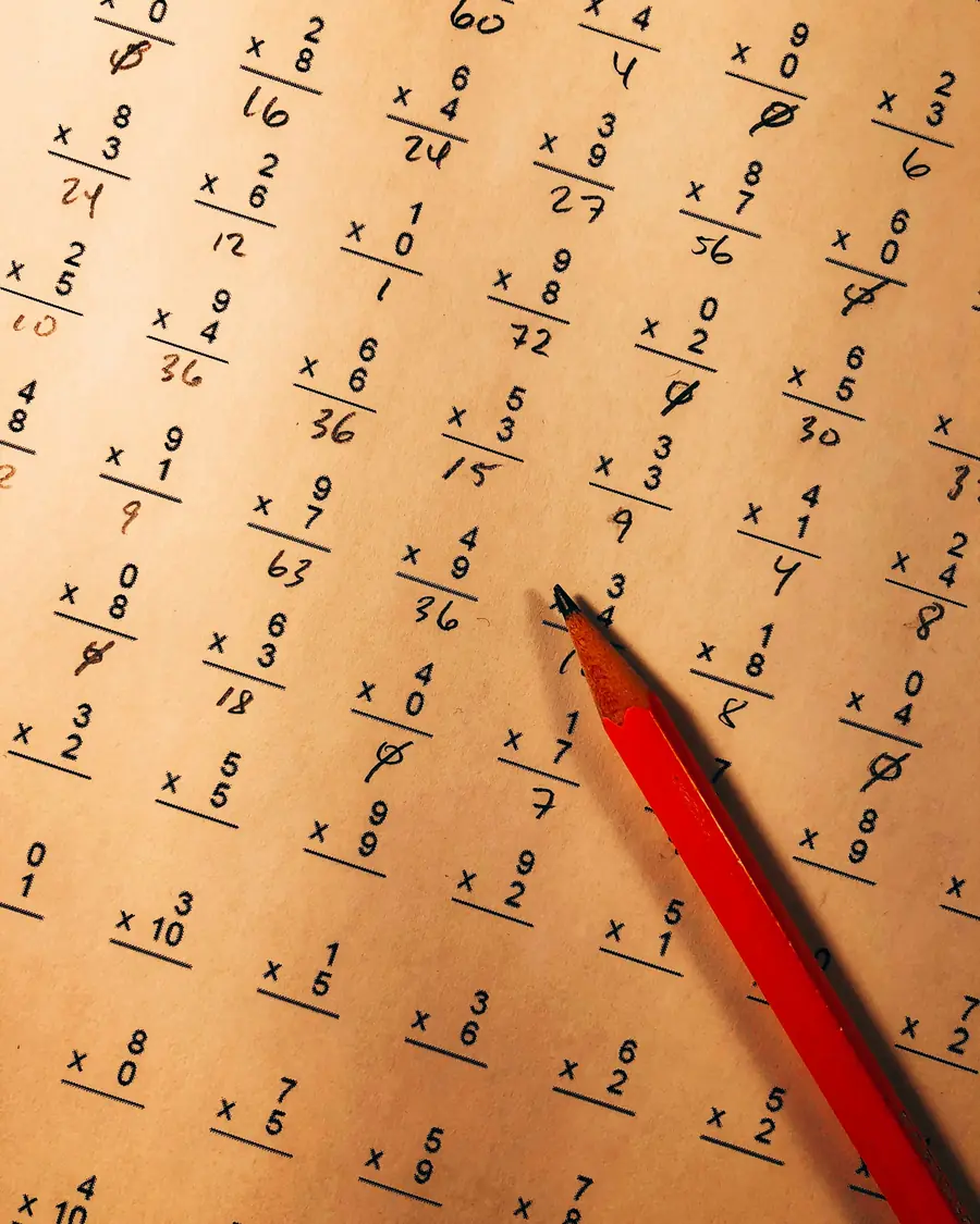 Matita rossa su un foglio di moltiplicazioni
